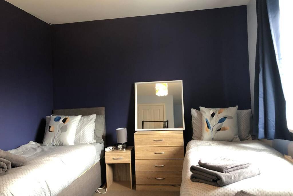 Dudley House **Staycation & Contractors** Sleeps 7 Типтон Экстерьер фото
